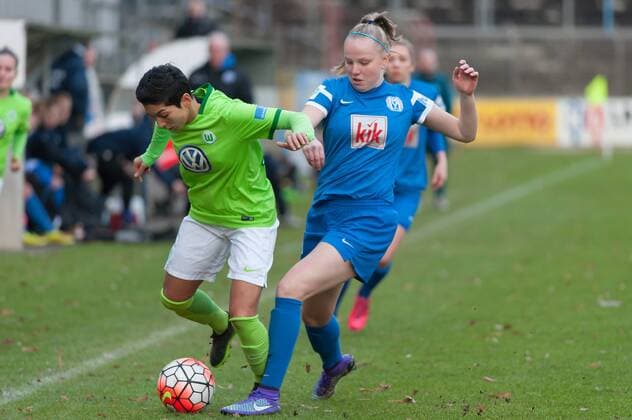 v.li.: Cagla Korkmaz (VfL Wolfsburg II, 23) im Zweikampf mit Janna Härtel (Haertel, SV Meppen, 20), Fussball, 2. Frauen-Bundesliga Nord, SV Meppen - VfL Wolfsburg II, xobx