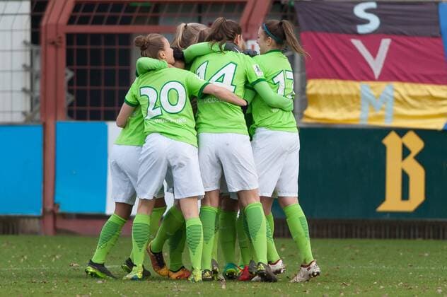 Die Spielerinnen des VfL Wolfsburg mit Torjubel, Jubel, Freude über das Tor zum 0:1, Fussball, 2. Frauen-Bundesliga Nord, SV Meppen - VfL Wolfsburg II, xobx