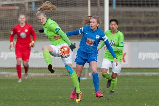 v.li.: Anna-Lena Stolze (VfL Wolfsburg II, 2) im Zweikampf mit Elisa Senß (Senss, SV Meppen, 14), Fussball, 2. Frauen-Bundesliga Nord, SV Meppen - VfL Wolfsburg II, xobx