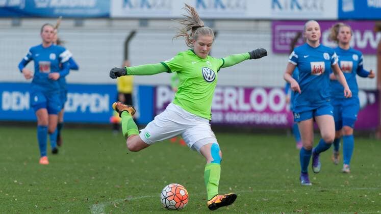 Anna-Lena Stolze (VfL Wolfsburg II, 2) beim Torschuss, schiesst auf das Tor, Fussball, 2. Frauen-Bundesliga Nord, SV Meppen - VfL Wolfsburg II, xobx