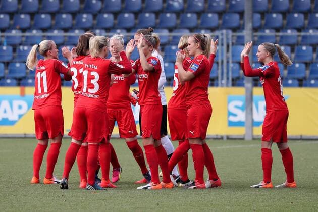 Die Spielerinnen des 1. FFC Frankfurt klatschen sich ab, Motivation vor dem Spiel, vor dem Anpfiff, Fussball, Allianz Frauen-Bundesliga, TSG 1899 Hoffenheim - 1. FFC Frankfurt, xozx