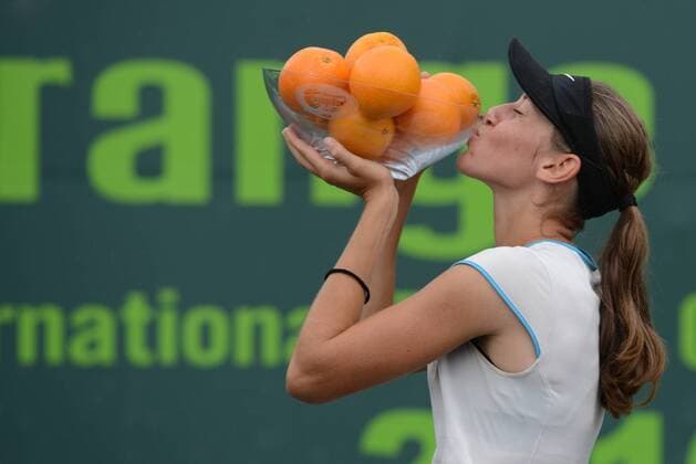 Themen der Woche - SPORT Bilder des Tages - SPORT Tennis, Kaja Juvan gewinnt Metropolia Orange Bowl in Plantation December 11, 2016 - Plantation, Florida, United States - KAJA JUVAN of Slovenia poses for a photo after winning the Metropolia Orange Bowl International Tennis Championship in Plantation Florida Tennis 2016 - Metropolia Orange Bowl International Tennis Championship - ZUMAl132 20161211_zap_l132_014