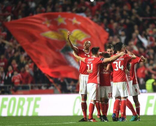 Bilder des Tages - SPORT Benfica s players celebrate their victory after the Portuguese League soccer match between SL Benfica and Sporting CP at Luz stadium in Lisbon, Portugal, Dec. 11, 2016. Benfica won 2-1. ) (SP)PORTUGAL-LISBON-SOCCER ZhangxLiyun 