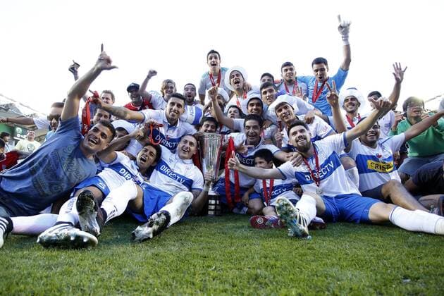 Fußball, Universidad Catolica gewinnt die Apertura in Chile Futbol, Temuco vs Universidad Catolica. Decimo quinta fecha, campeonato de Apertura 2016 17 Los jugadores de Universidad Catolica celebran con el trofeo del campeonato de Apertura tras el partido de primera division contra Deportes Temuco disputado en el estadio German Becker de Temuco, Chile. 08 12 2016 Javier Torres Photosport Football, Temuco vs Universidad Catolica. 15th date, Aperture Championship 2016 17 Universidad Catolica s players celebrate with the Championship trophy after the first division football match against Deportes Temuco held at the German Becker stadium in Temuco, Chile. 08 12 2016 Javier Torres Photosport Temuco vs Universidad Catolica, campeonato de Apertura 2016 17 