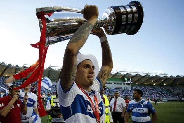 Fußball, Universidad Catolica gewinnt die Apertura in Chile Futbol, Temuco vs Universidad Catolica. Decimo quinta fecha, campeonato de Apertura 2016 17 El jugador de Universidad Catolica Nicolas Castillo, celebra con el trofeo del campeonato de Apertura tras el partido de primera division contra Deportes Temuco disputado en el estadio German Becker de Temuco, Chile. Javier Torres Photosport Football, Temuco vs Universidad Catolica. 15th date, Aperture Championship 2016 17 Universidad Catolica s player Nicolas Castillo celebrates with the Championship trophy after the first division football match against Deportes Temuco held at the German Becker stadium in Temuco, Chile. 08 12 2016 Javier Torres Photosport Temuco vs Universidad Catolica, campeonato de Apertura 2016 17 
