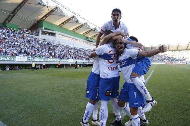 Fußball, Universidad Catolica gewinnt die Apertura in Chile Futbol, Temuco vs Universidad Catolica. Decimo quinta fecha, campeonato de Apertura 2016 17 El jugador de Universidad Catolica Nicolas Castillo, izquierda, celebra con sus companeros su segundo gol contra Deportes Temuco durante el partido de primera division disputado en el estadio German Becker de Temuco, Chile. 08 12 2016 Andres Pina Photosport Football, Temuco vs Universidad Catolica. 15th date, Aperture Championship 2016 17 Universidad Catolica s player Nicolas Castillo, left, celebrates with teammates after scoring his second goal against Deportes Temuco during the first division football match held at the German Becker stadium in Temuco, Chile. 08 12 2016 Andres Pina Photosport Temuco vs Universidad Catolica, campeonato de Apertura 2016 17 
