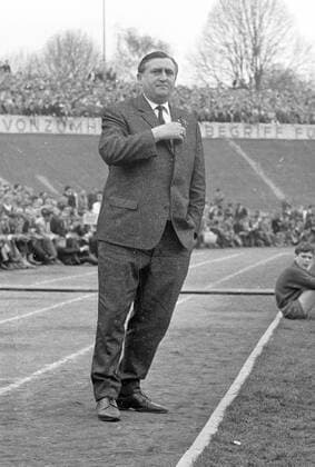 Fußball, Trainerhistorie, Wuppertaler SV Regionalliga West , Wuppertaler SV - Fortuna Düsseldorf 4:0 , 19.04.1964 , Trainer Robert -Zapf- Gebhardt (WSV), Ganzfigur, am Spielfeldrand HM