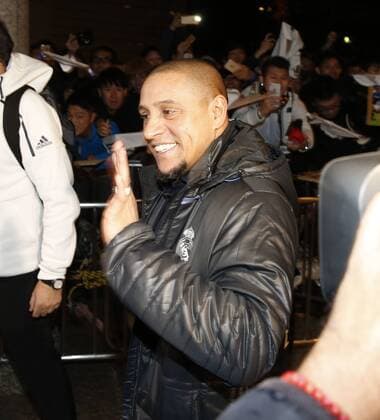 Groups of fans wait for the team at the entrance of the meeting hotel. In this picture, Roberto Carlos. xFOTOxCHEMAxREYx 