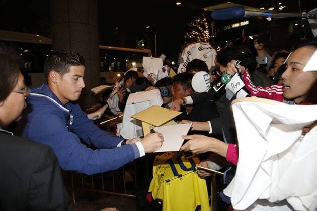 Groups of fans wait for the team at the entrance of the meeting hotel. In this picture, James signs for the fans. xFOTOxCHEMAxREYx 