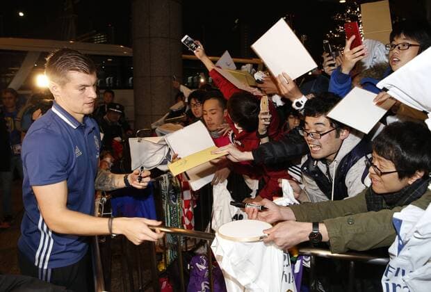 Bilder des Tages - SPORT Groups of fans wait for the team at the entrance of the meeting hotel. In this picture, Kroos signs for the fans. xFOTOxCHEMAxREYx 