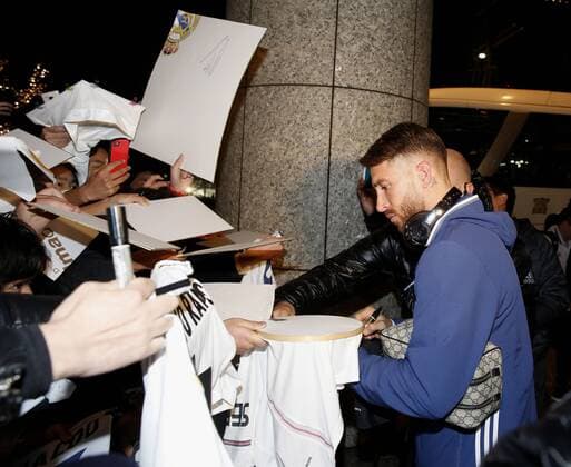 Groups of fans wait for the team at the entrance of the meeting hotel. In this picture, Ramos signs for the fans. xFOTOxCHEMAxREYx 