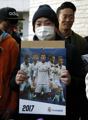 Groups of fans wait for the team at the entrance of the meeting hotel. xFOTOxCHEMAxREYx 