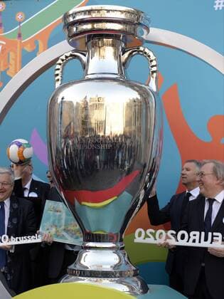 reprocduction trophee geant FOOTBALL : Lancement de l Euro 2020 - Bruxelles - 14 12 2016 Photonews Panoramic 