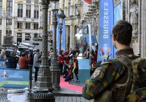 trophee geant devant la mairie de Bruxelles securite militaire FOOTBALL : Lancement de l Euro 2020 - Bruxelles - 14 12 2016 Photonews Panoramic 