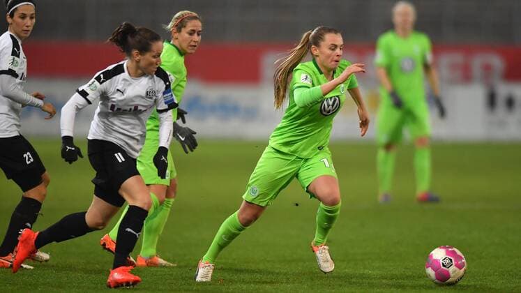Noelle Maritz (VFL Wolfsburg) (16) setzt sich gegen Irini Ioannidou (SGS Essen) (11) durch, Fussball, Allianz Frauen-Bundesliga, SGS Essen - VFL Wolfsburg, xmkx