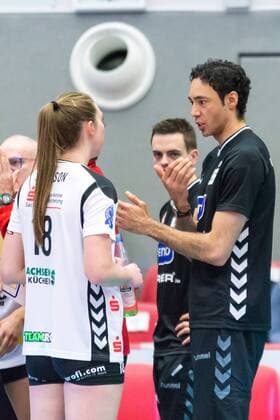 v.li.: Erin Johnson (Dresdner SC, 18), Co-Trainer Jairo Hooi (Dresdner SC) taktische Besprechung in der Auszeit, Volleyball, Women s Champions League, Dresdner SC - Eczacibasi VitrA Istanbul, xprx
