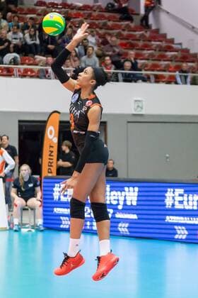 Rachael Adams (Eczacibasi VitrA Istanbul, 8) bei der Angabe, Volleyball, Women s Champions League, Dresdner SC - Eczacibasi VitrA Istanbul, xprx