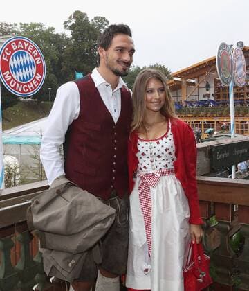 Mats Hummels mit Cathy Fischer beim Oktoberfest Besuch des FC Bayern Muenchen am 2.10.2016 auf der Theresienwiese in München. Mats Hummels mit Cathy Fischer beim Oktoberfest Besuch des FC Bayern Muenchen am 2.10.2016 auf der Theresienwiese in München.