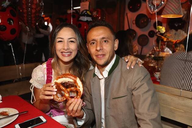 Rafinha mit Frau Catharina Santana beim Oktoberfest Besuch des FC Bayern Muenchen am 2.10.2016 auf der Theresienwiese in München. Rafinha mit Frau Catharina Santana beim Oktoberfest Besuch des FC Bayern Muenchen am 2.10.2016 auf der Theresienwiese in München.