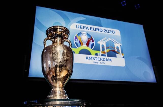 Bilder des Tages - SPORT Fußball, UEFA präsentiert Amsterdam als eine Gastgeberstadt der EURO 2020 Presentatie logo Euro 2020 Close-up van de beker en het logo van Euro 2020 Foto ; Pim Ras 2016 2017 xVIxxIVx 6773283