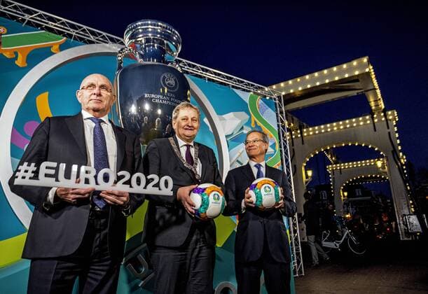 Fußball, UEFA präsentiert Amsterdam als eine Gastgeberstadt der EURO 2020 Presentatie logo Euro 2020 Michael van Praag poseert op de Magere Brug met burgemeester van der Laan en UEFA-gedelegeerde Giorgio Marchetti voor de onthulling van het Logo Foto ; Pim Ras 2016 2017 xVIxxIVx 6773371