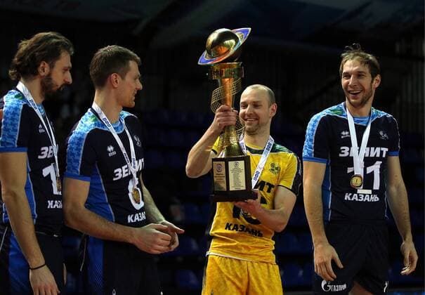 Bilder des Tages - SPORT SURGUT, RUSSIA - DECEMBER 17, 2016: Zenit-Kazan s Alexander Butko, Yevgeny Sivozhelez, Alexei Verbov, and Andrei Ashchev (L-R) during an award ceremony for the 2016 Russia Volleyball Cup Final match against Lokomotiv Novosibirsk. Zenit-Kazan won the game 3-1. Roman Kruchinin TASS  TS03B80B