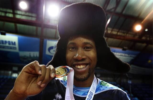 Bilder des Tages - SPORT SURGUT, RUSSIA - DECEMBER 17, 2016: Zenit-Kazan s Wilfredo Leon poses with his gold medal during an award ceremony for the 2016 Russia Volleyball Cup Final match against Lokomotiv Novosibirsk. Zenit-Kazan won the game 3-1. Roman Kruchinin TASS  TS03B810