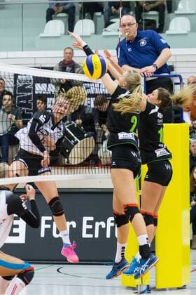v.li.: Antonia Stautz (Schwarz-Weiß Erfurt, 6), Celin Stöhr (Köpenicker SC, 2), Sarah Wickstrom (Köpenicker SC, 10), Volleyball, Volleyball-Bundesliga Frauen, Schwarz-Weiß Erfurt - Köpenicker SC, xprx