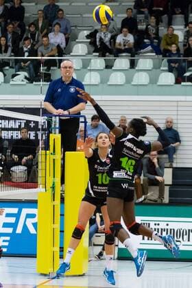 v.li.: Sarah Wickstrom (Köpenicker SC, 10); Nuria Lopes da Silva (Köpenicker SC, 16) bei Angriff, Volleyball, Volleyball-Bundesliga Frauen, Schwarz-Weiß Erfurt - Köpenicker SC, xprx