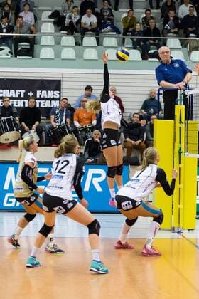Antonia Stautz (Schwarz-Weiß Erfurt, 6) beim Angriff, Volleyball, Volleyball-Bundesliga Frauen, Schwarz-Weiß Erfurt - Köpenicker SC, xprx