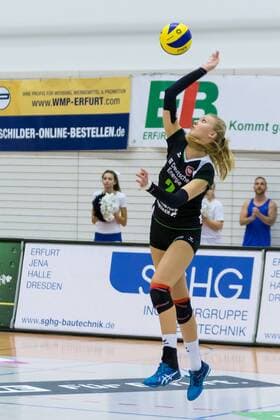 Celin Stöhr (Köpenicker SC, 2) bei der Angabe, Volleyball, Volleyball-Bundesliga Frauen, Schwarz-Weiß Erfurt - Köpenicker SC, xprx