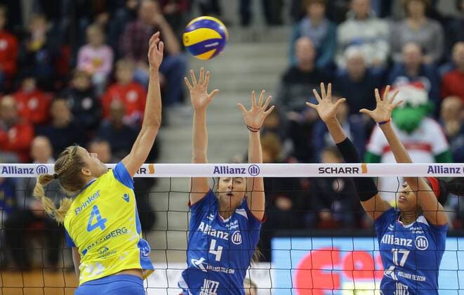 Stuttgart , Volleyball Bundesliga Allianz MTV Stuttgart vs. SSC Palmberg Schwerin , von links: Maren Brinker ( Schwerin ) Valerie Nichol Nia Grant ( Allianz )