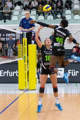 v.li.: Sarah Wickstrom (Köpenicker SC, 10), Nuria Lopes da Silva (Köpenicker SC, 16), Volleyball, Volleyball-Bundesliga Frauen, Schwarz-Weiß Erfurt - Köpenicker SC, xprx
