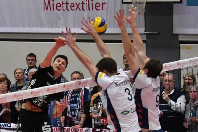 GER,VBL, SVG Lueneburg vs Netzhoppers KW-Bestensee 17.12.2016, Gellersenhalle, Lueneburg, GER, VBL, SVG Lueneburg vs Netzhoppers KW-Bestensee im Bild Scott Michael Kevorken (Lueneburg 03) und Eric Fitterer (Lueneburg 09) versucheb sich gegen Daniel Heinecke (Netzhoppers 12) durchzusetzen nordphoto xWitke