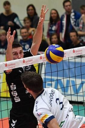 GER,VBL, SVG Lueneburg vs Netzhoppers KW-Bestensee 17.12.2016, Gellersenhalle, Lueneburg, GER, VBL, SVG Lueneburg vs Netzhoppers KW-Bestensee im Bild Scott Michael Kevorken (Lueneburg 03) versucht sich gegen Daniel Heinecke (Netzhoppers 12) durchzusetzen nordphoto xWitke