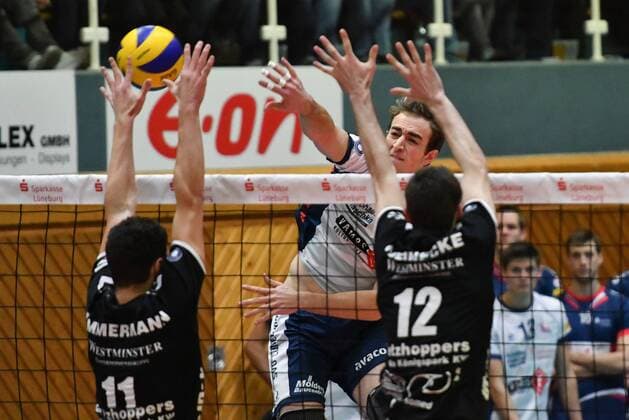 GER,VBL, SVG Lueneburg vs Netzhoppers KW-Bestensee 17.12.2016, Gellersenhalle, Lueneburg, GER, VBL, SVG Lueneburg vs Netzhoppers KW-Bestensee im Bild Eric Fitterer (Lueneburg 09) versucht sich gegen Theo Timmermann (Netzhoppers 11)) und Daniel Heinecke (Netzhoppers 12) durchzusetzen nordphoto xWitke