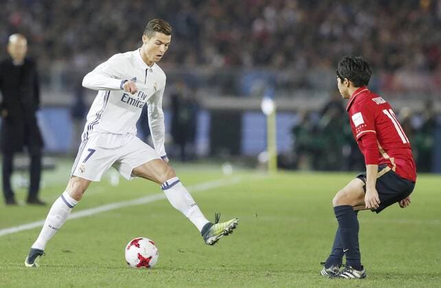 Fußball, FIFA Klub WM, Finale, Real Madrid - Kashima Antlers Real Madrid vs. Kashima Antlers in Club World Cup final Cristiano Ronaldo (7) of Spain s Real Madrid takes on Gaku Shibasaki of Japan s Kashima Antlers in the first half of the Club World Cup final at Nissan Stadium in Yokohama, near Tokyo, on Dec. 18, 2016. 