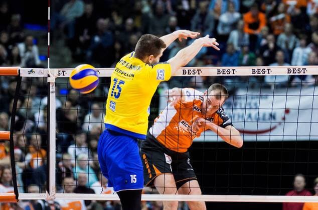 Berlin, Deutschland, 18.12.2016: Volleyball Bundesliga Saison 2016 2017 - Berlin Recycling Volleys - VfB Friedrichshafen. Wouter ter Maat (BR Volleys 16) gegen den Block aus Armin Mustedanovic (Friedrichshafen 15)