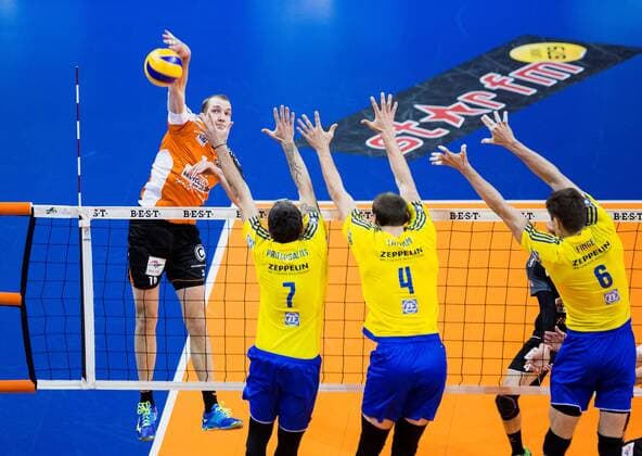 Berlin, Deutschland, 18.12.2016: Volleyball Bundesliga Saison 2016 2017 - Berlin Recycling Volleys - VfB Friedrichshafen. Wouter ter Maat (BR Volleys 16) gegen den Block aus Athanasios Protopsaltis (Friedrichshafen 7), Andreas Takvam (Friedrichshafen 4) und Michal Finger (Friedrichshafen 6)