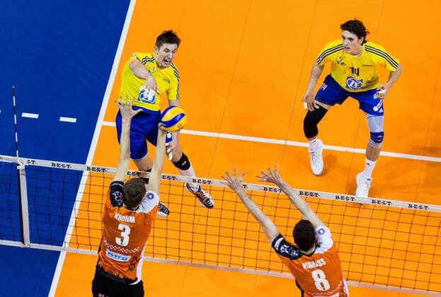 Berlin, Deutschland, 18.12.2016: Volleyball Bundesliga Saison 2016 2017 - Berlin Recycling Volleys - VfB Friedrichshafen. Michal Finger (Friedrichshafen 6) und Tomas Rousseaux (Friedrichshafen 14) gegen den Block aus Robert Kromm (BR Volleys 3) und Graham Vigrass (BR Volleys 8)