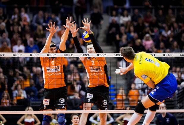 Berlin, Deutschland, 18.12.2016: Volleyball Bundesliga Saison 2016 2017 - Berlin Recycling Volleys - VfB Friedrichshafen. Michal Finger (Friedrichshafen 6) gegen den Block aus Felix Fischer (BR Volleys 6) und Steven Marshall (BR Volleys 2)