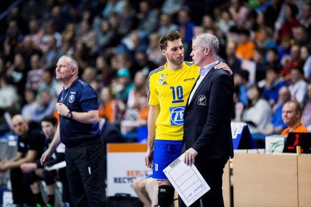Berlin, Deutschland, 18.12.2016: Volleyball Bundesliga Saison 2016 2017 - Berlin Recycling Volleys - VfB Friedrichshafen. Simon Tischer (Friedrichshafen 10) und Trainer Vital Heynen (Friedrichshafen)