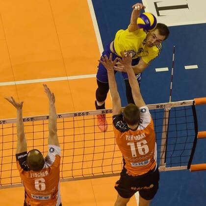 Volleyball, Herren, Saison 2016 17, 1. Bundesliga, BR Volleys - VfB Friedrichshafen, Felix Fischer (Nr. 6, Berlin Recycling Volleys), Armin Mustedanovic (Nr. 15, VfB Friedrichshafen), Wouter ter Maat (Nr. 16, Berlin Recycling Volleys), 18.12.16,
