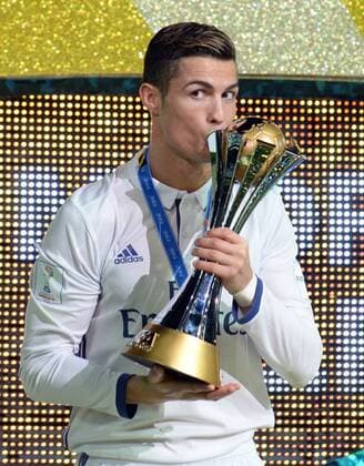 Themen der Woche - SPORT Bilder des Tages - SPORT Fußball, FIFA Klub WM, Ronaldo im Finale als Spieler des Spiels geehrt (161218) -- YOKOHAMA, Dec. 18, 2016 -- Real Madrid forward Cristiano Ronaldo kisses his Golden Ball trophy after winning the Club World Cup soccer final match between Kashima Antlers of Japan and Real Madrid of Spain at Yokohama International stadium in Yokohama, Japan on Dec. 18, 2016. ) (SP)JAPAN-YOKOHAMA-SOCCER-CLUB WORLD CUP-FINAL MaxPing 
