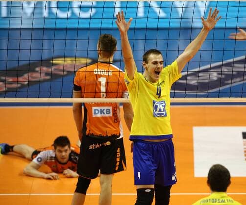 Bilder des Tages - SPORT Andreas Takvam jubelnd, dahinter Aleksandar Okolic Freude Emotion jubelnd Jubel nach Matchgewinn Volleyball Bundesliga Herren Saison 2016 2017 18.12.2016 BR Volleys Berlin BRV vs. VfB Friedrichshafen