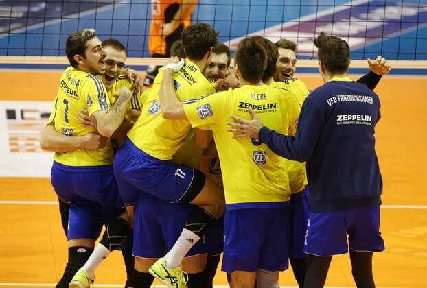 Friedrichshafener Schlußjubel Mannschaftsjubel Freude Emotion jubelnd Jubel nach Spielgewinn Volleyball Bundesliga Herren Saison 2016 2017 18.12.2016 BR Volleys Berlin BRV vs. VfB Friedrichshafen