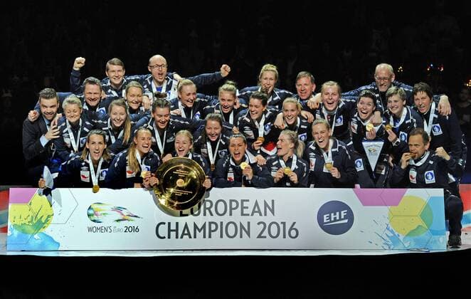 Handball, EM, Damen, Siegerehrung Götheborg, Scandinavium, Schweden, 18.12.2016 Frauen-Handball, Europameisterschaft 2016 Finale, Final Niederlande vs. Norwegen 29 : 30 Norwegen ist Europameister (Bild)