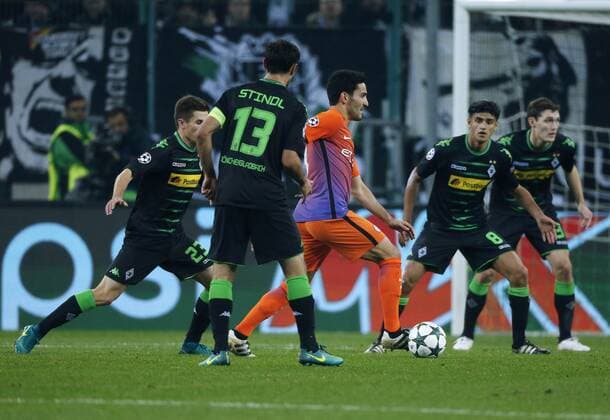Mönchengladbach, Deutschland, UEFA - CL , Spieltag 5 , International, Borussia Mönchengladbach - Manchester City 1-1 am 23. 11 . 2016 im Borussia Park in Mönchengladbach Ilka GÜNDOGAN (ManC) 3.v.li.-