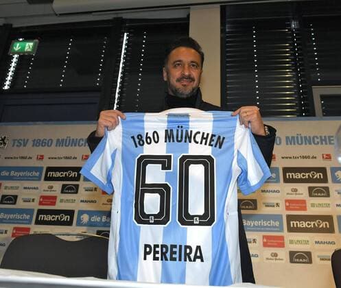 Bilder des Tages - SPORT 19.12.2016, Fussball 2.Liga 2016 2017, TSV 1860 München, Vorstellung des neuen Trainers Vitor Pereira, bei einer Pressekonferenz im Hotel RILIANO München. Trainer Vitor Pereira (1860) mit einem Löwen-Trikot. 
