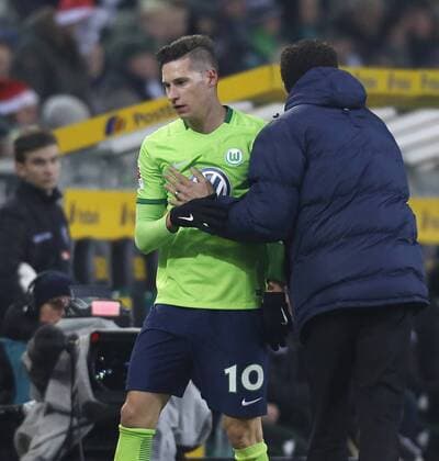 Moenchengladbach, Germany 20.12.2016, 1. Bundesliga 16. Spieltag, Borussia Moenchengladbach - VFL Wolfsburg, Cheftrainer Valerien Ismael (Wolfsburg, R) wechselt Julian Draxler aus. ( DeFodi512